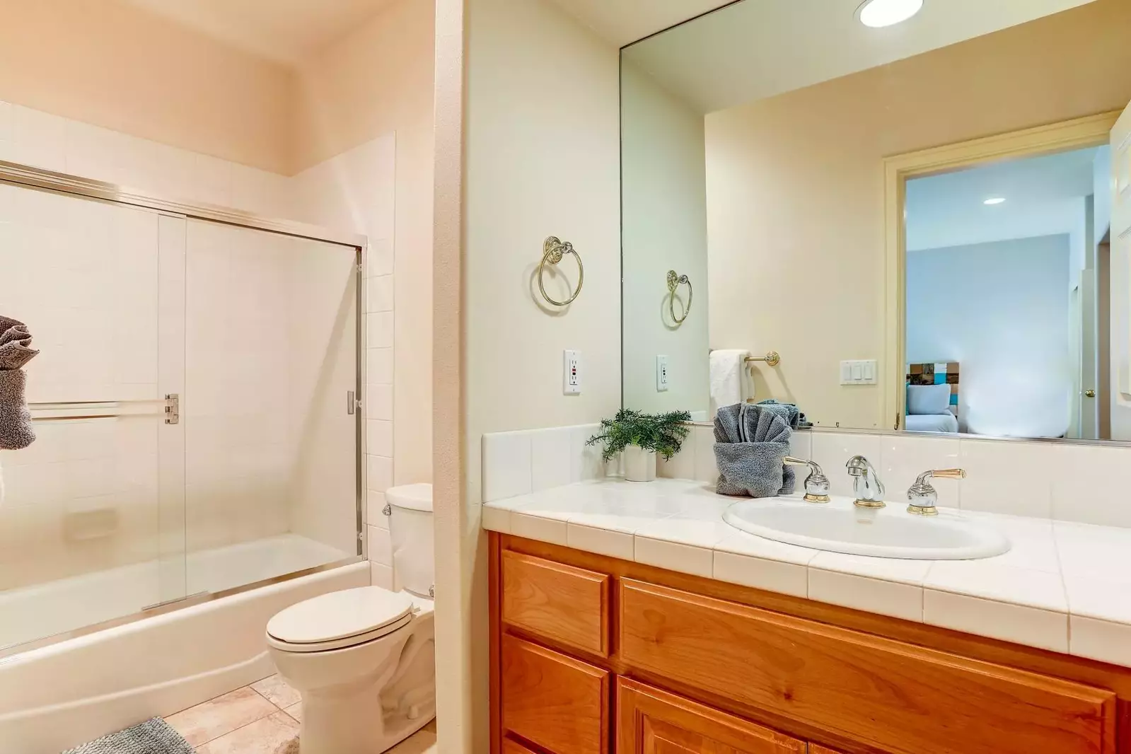 Master ensuite bath with shower/tub combo