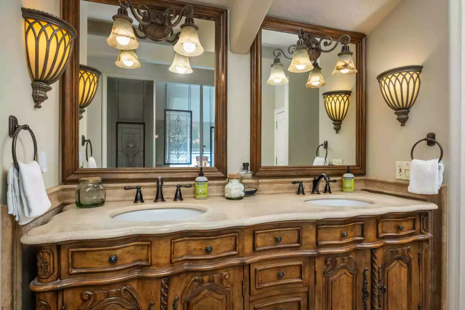 With 3 full bathrooms everyone staying here has ample privacy.