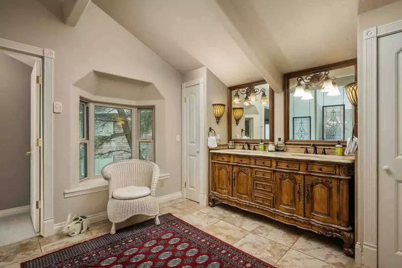 Two sinks in the spacious bathroom.