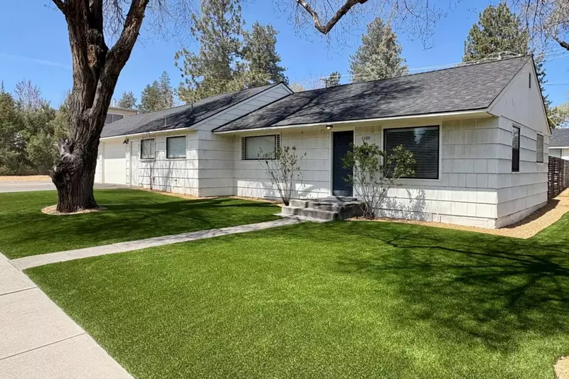 Galveston Getaway is located on the west side of the Deschutes just a few blocks from Downtown Bend.