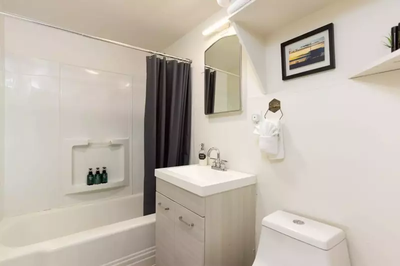 With 2 full bathrooms everyone has ample privacy.