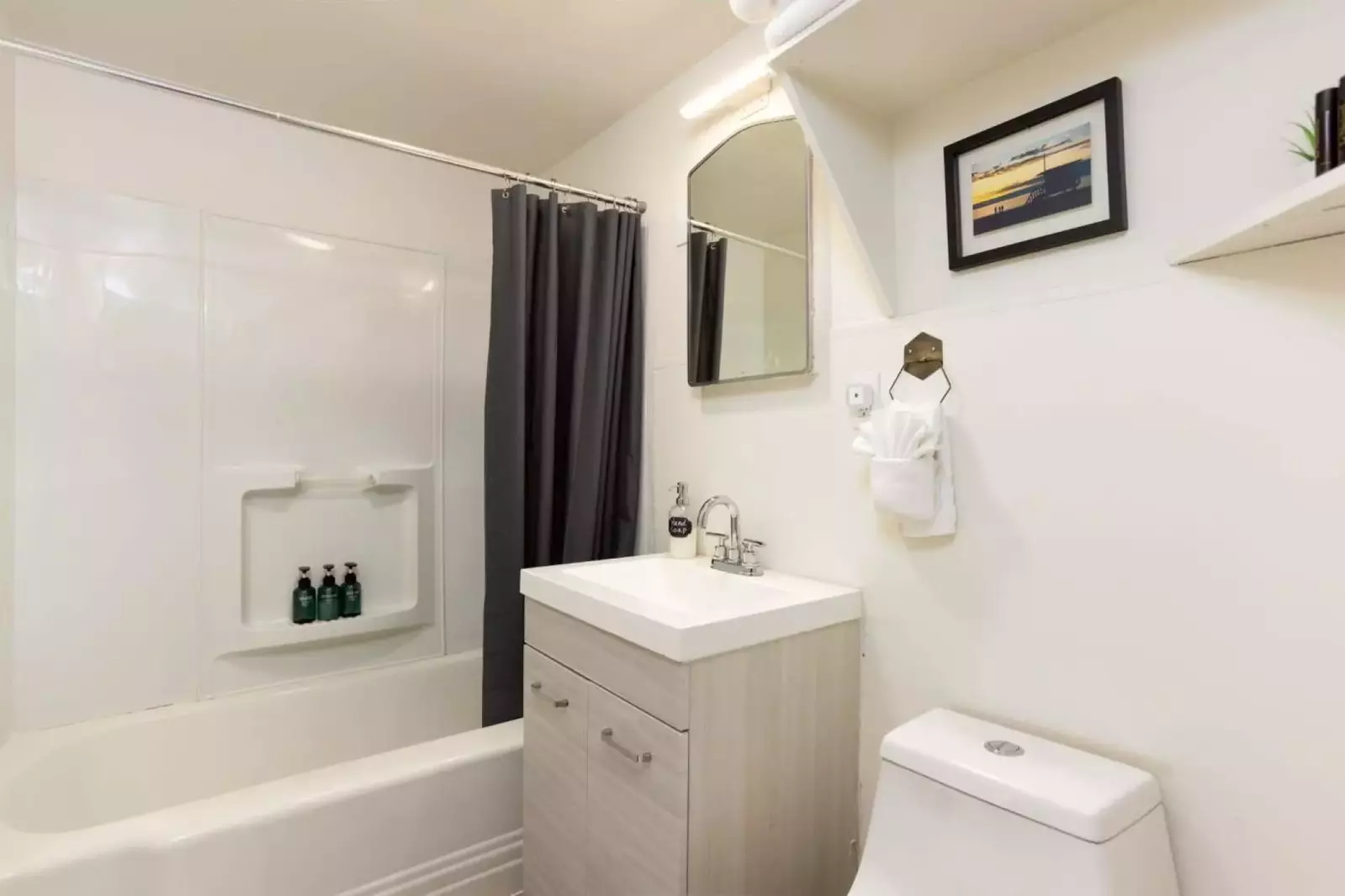 With 2 full bathrooms everyone has ample privacy.