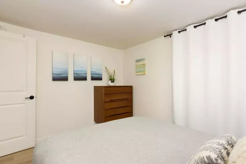 "The house is perfect; roomy, comfortable, had everything we needed. Amazing restaurants, dining, coffee shops within blocks" - Robert