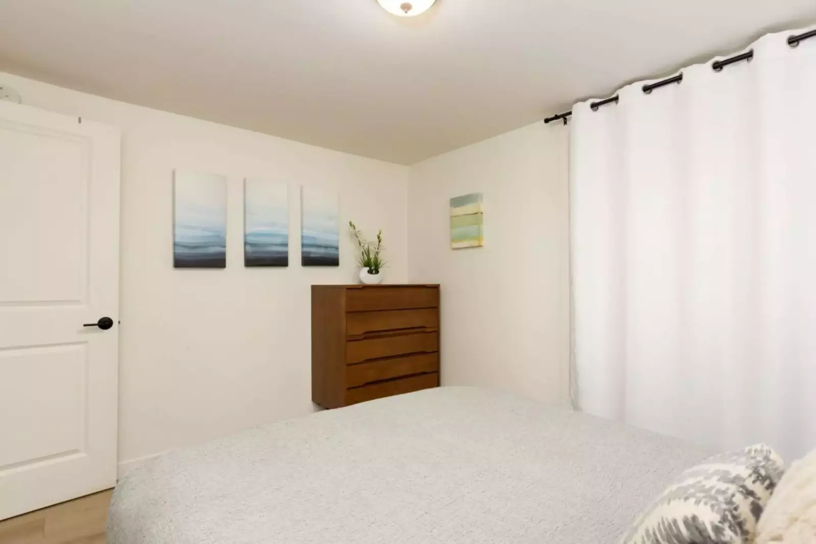 "The house is perfect; roomy, comfortable, had everything we needed. Amazing restaurants, dining, coffee shops within blocks" - Robert