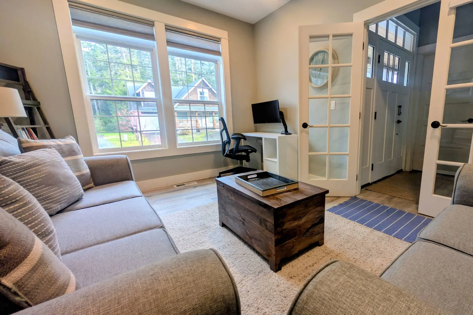 External display provided with an HDMI cable and a USB hub/dongle