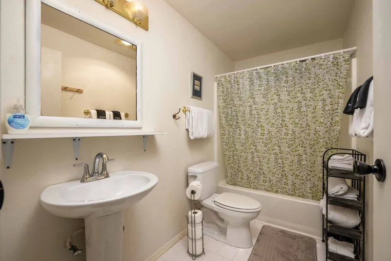 With 2 full bathrooms everyone staying here has ample privacy.