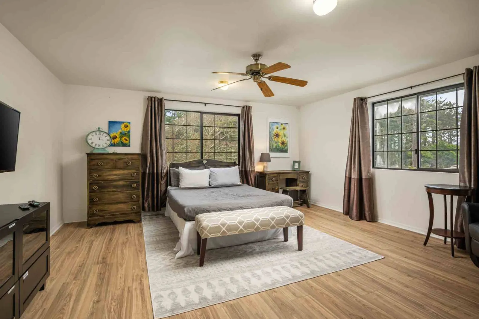 "We had such a wonderful time! Played board games at night! Hot tub was relaxing! Beds were comfortable!" - Anutika