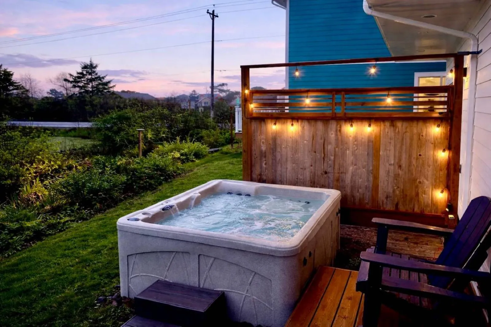 Twilight soaks, coastal breeze, and string lights setting the mood—this is what unwinding looks like.