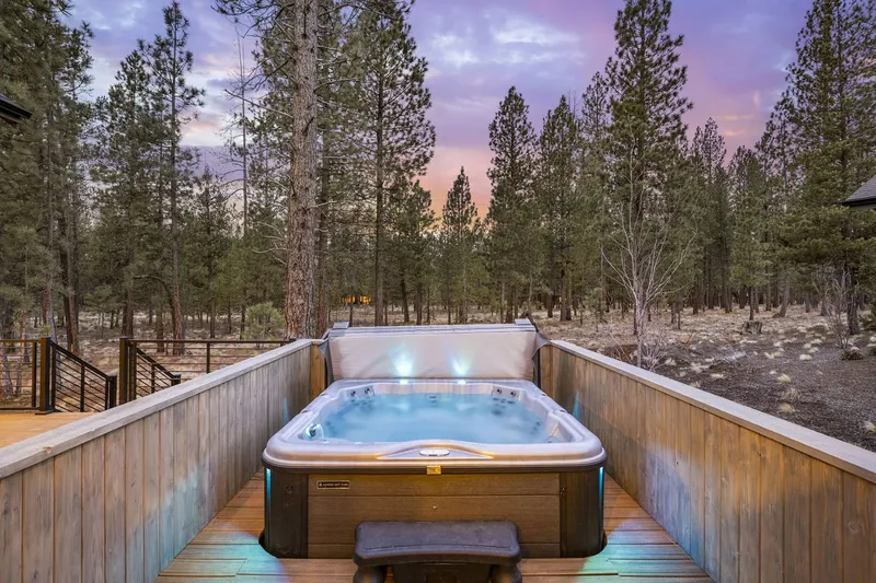 Enjoy an amazing central Oregon evening from the comfort of the hot tub.