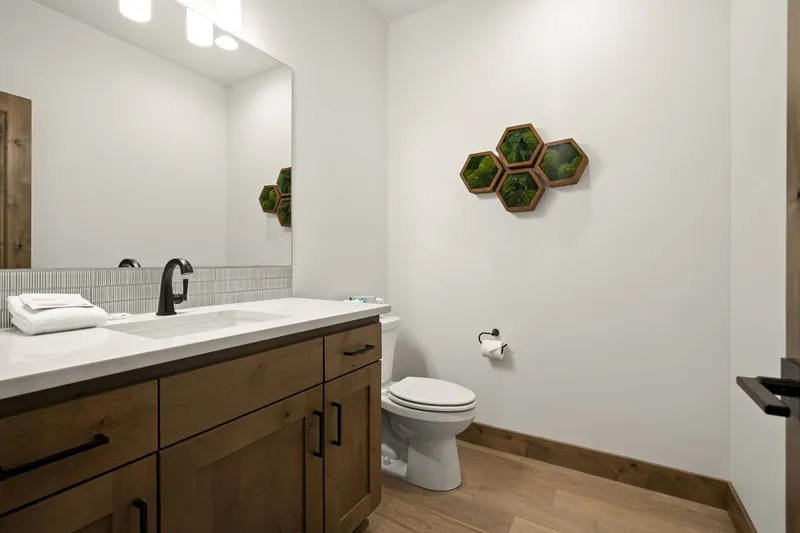 Another clean and beautiful bathroom.