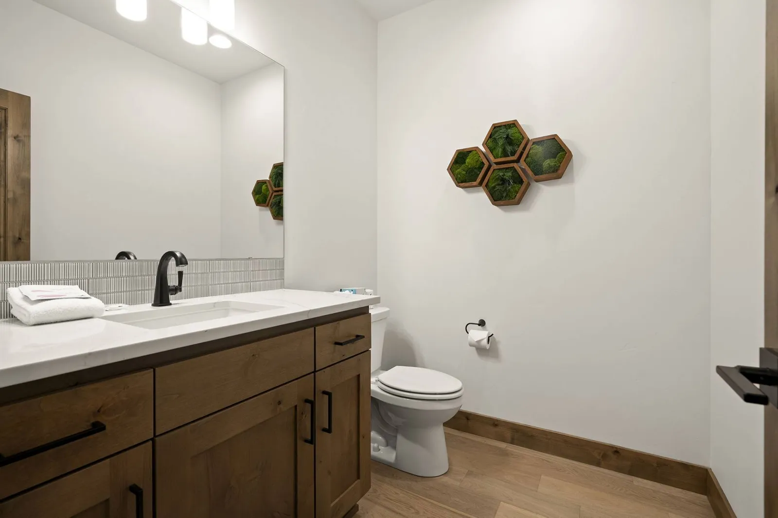 Another clean and beautiful bathroom.