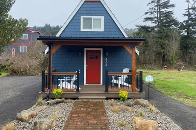 Cozy Coastal Cabin