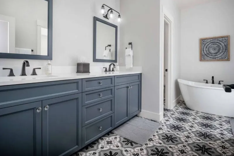 The Gables at Quandary Vineyards en suite with tub and shower