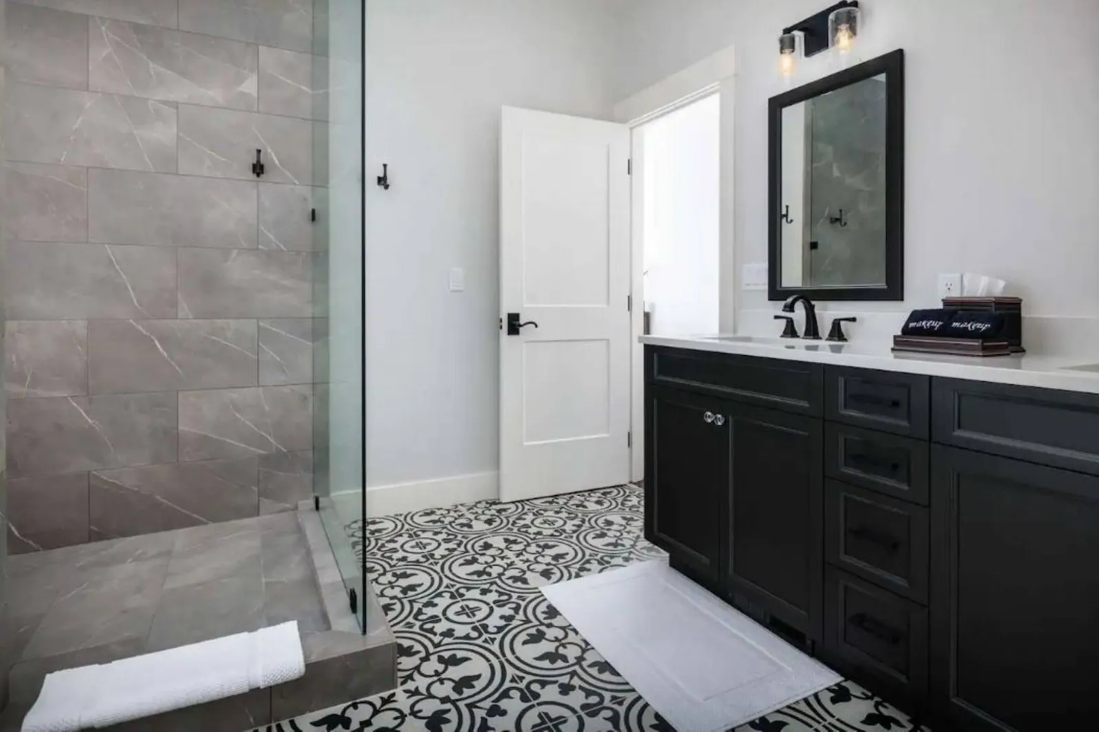 The Farmhouse at Quandary Vineyards primary En Suite