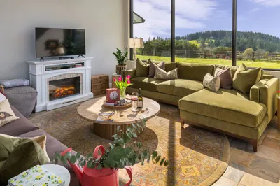 King's Queen has incredible wine country views from wonderfully comfortable rooms.