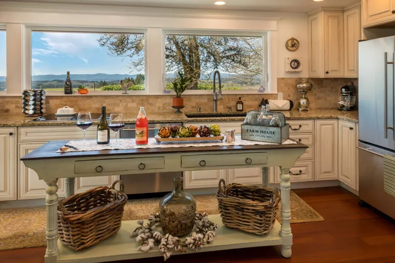 Welcome to King's Queen! Please enjoy our spacious rental in the heart of Oregon wine country.
