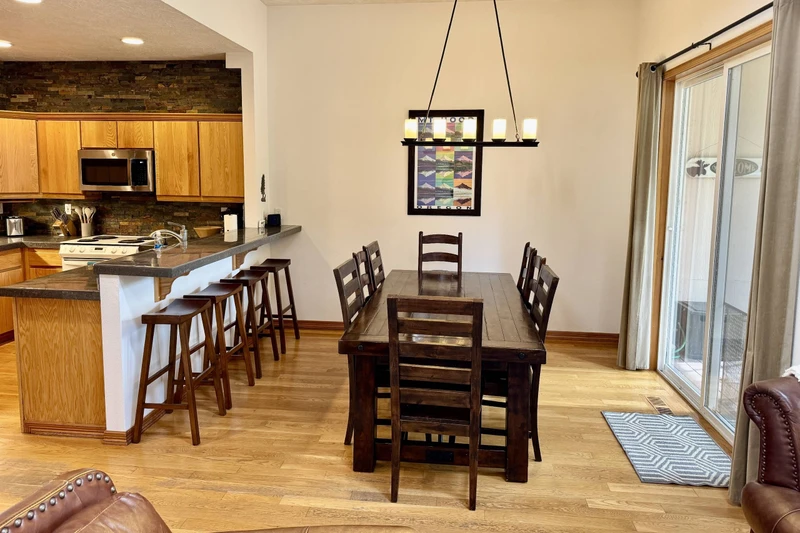 "Everything was clean and there was a perfect amount of space. Towels, toiletries, cookware. Everything was clean and neat." - Elyssa