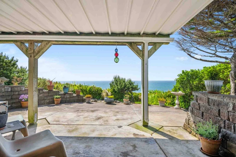 Welcome to Sea Bluff! Please enjoy this one of a kind Oregon Coast paradise in beautiful Lincoln City!
