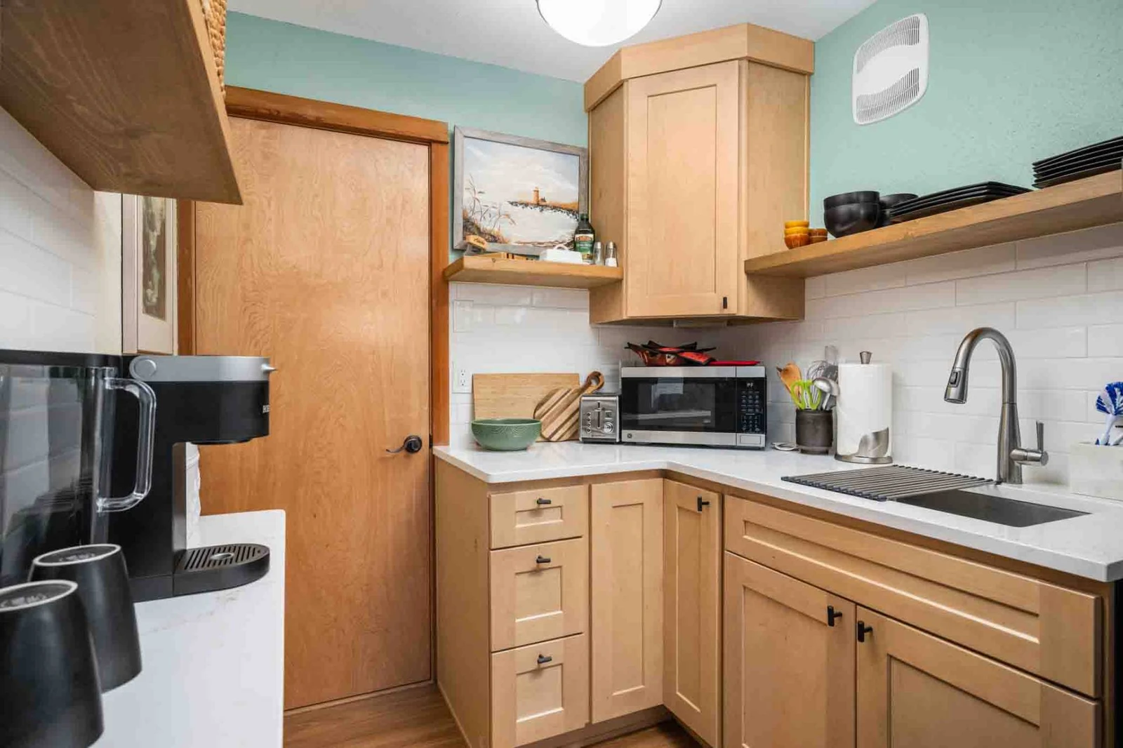 Coffee lovers are in luck as this rental provides coffee. There are also cute cafes a short drive away.