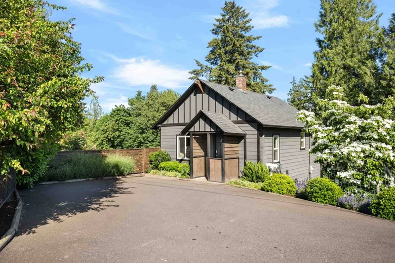 "The land is absolutely stunning with, unbelievable sunsets, deer frequenting the yard and some resident owls." - Justine