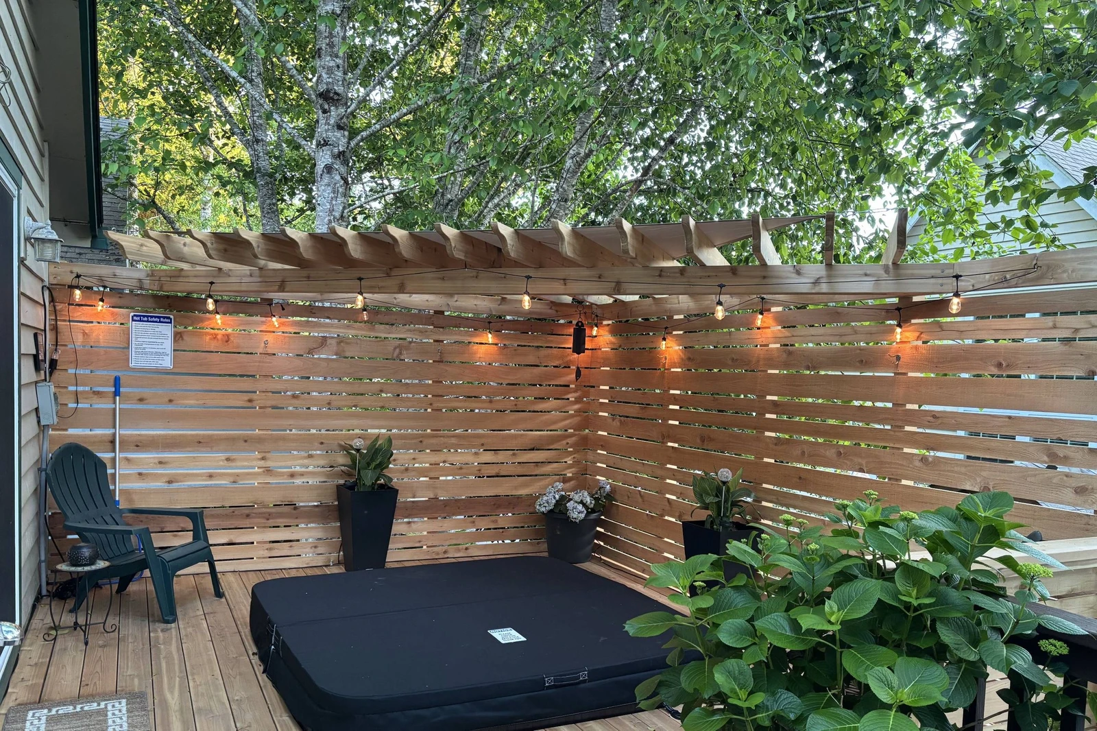 Serene atmosphere to soak in the hot tub